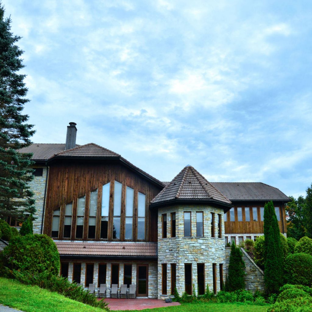 hotel-lac-carling-restaurant-le-tomahawk-hotel-lac-carling-vue-de-lexterieur